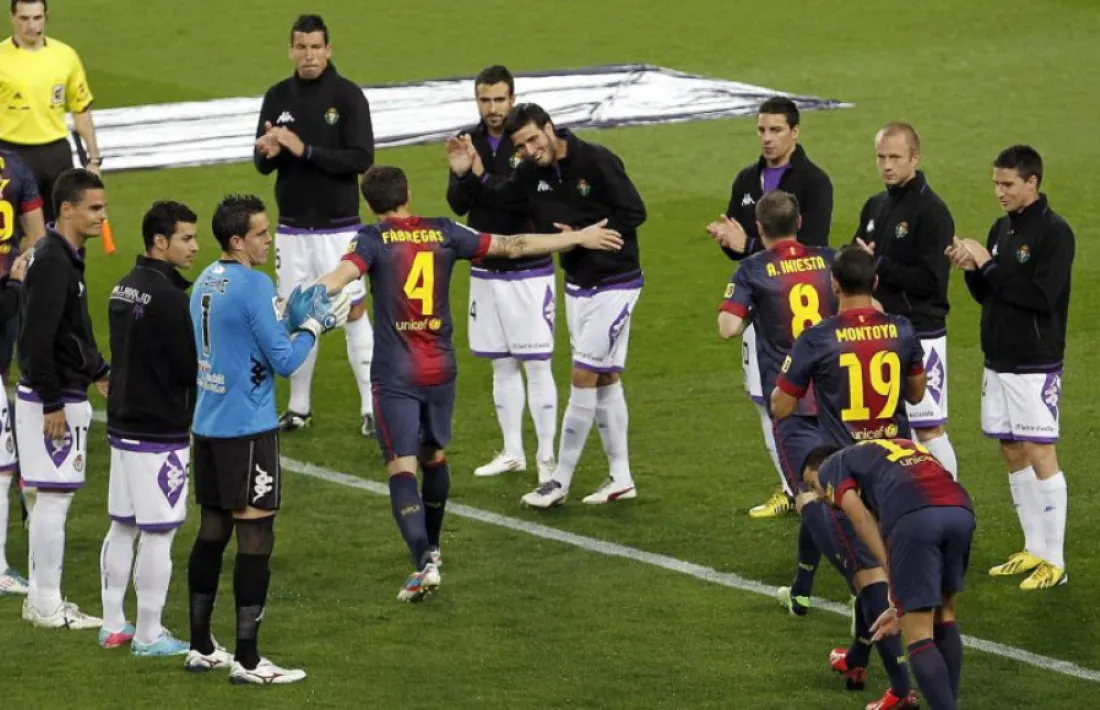Víctor Pérez, el primer per l’esquerra, amb el Valladolid al Camp Nou.