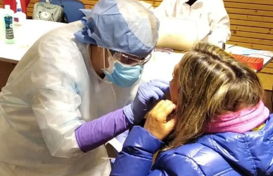 Un professional sanitari du a terme una prova TMA.