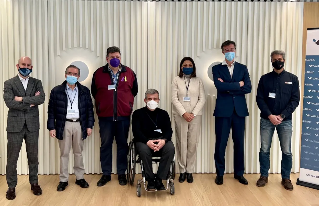 La foto de família dels representants de les entitats que van rebre l'aportació.