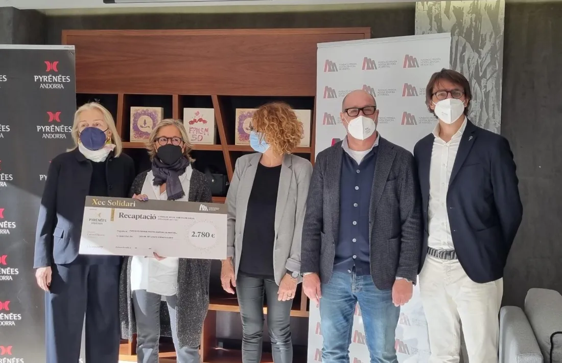 El lliurament del xec amb la recaptació.