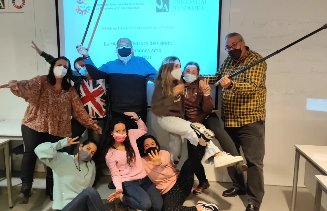 Els representants de la FAAD amb les alumnes del màster d'Educació de l'UdA.