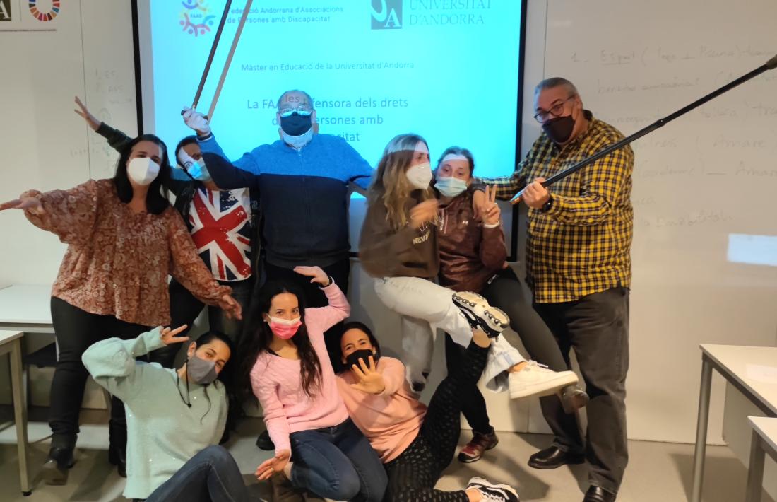 Els representants de la FAAD amb les alumnes del màster d'Educació de l'UdA.