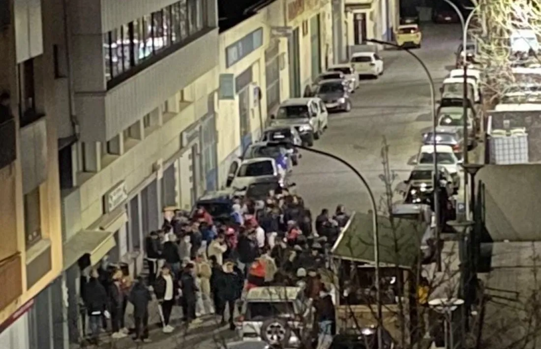 Els veïns es queixen de les persones que s’apleguen al carrer de matinada i fan soroll.