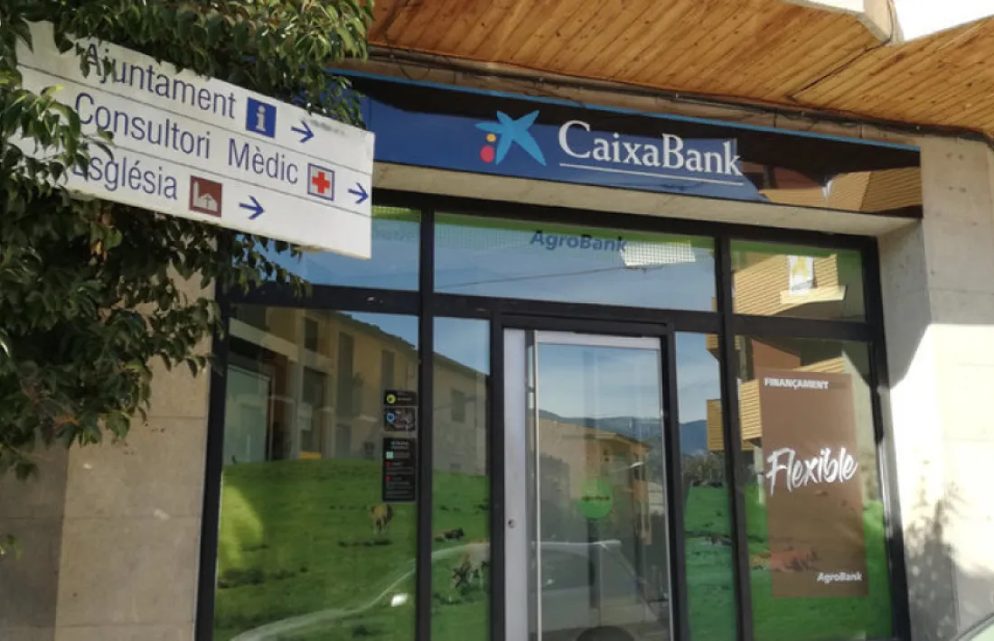 Exterior d'una de les entitats presents a la comarca. 