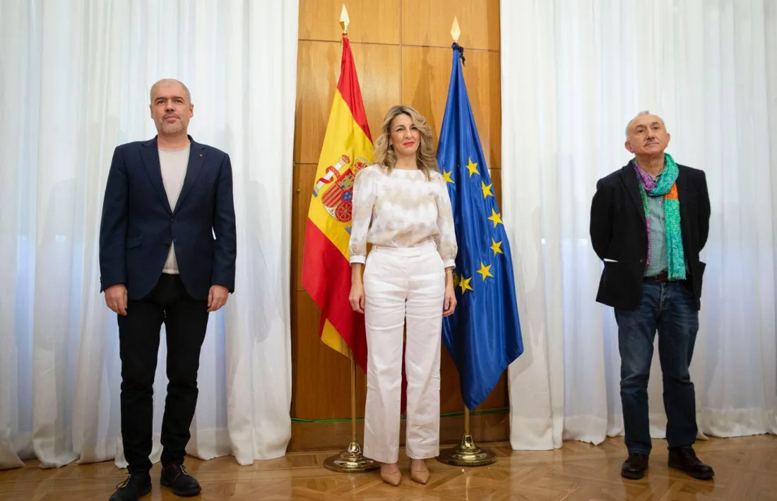 La titular de Treball espanyola, Yolanda Díaz, amb els secretaris generals de CCOO i UGT, Unai Sordo i Pepe Álvarez.