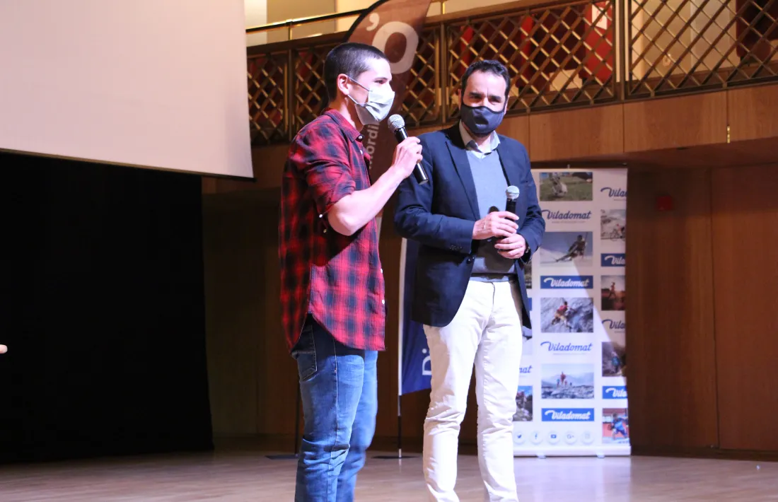 El protagonista del documental, Gonzalo Fernández, juntament amb el conseller de Turisme, Esports i Dinamització, Jordi Serracanta.