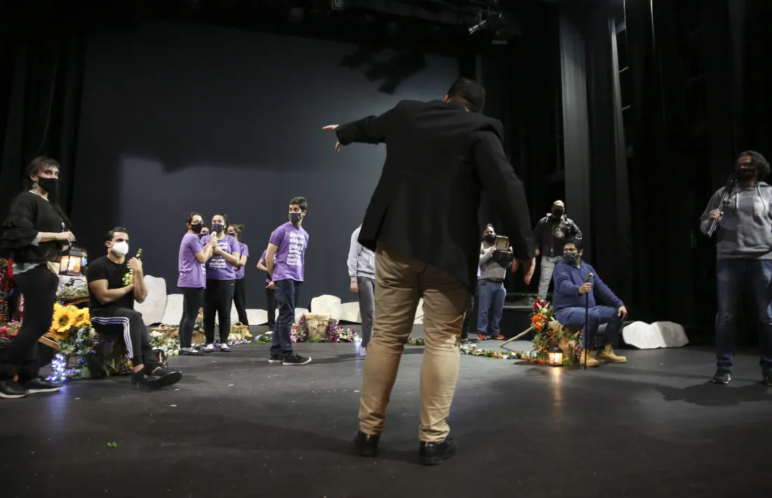 Assaig de ‘La Vall d’Andorra’, ahir al Claror, amb els solistes i l’Esbart Laurèdia. L’escenografia ja està a punt. El vestuari, a l’assaig general de demà.