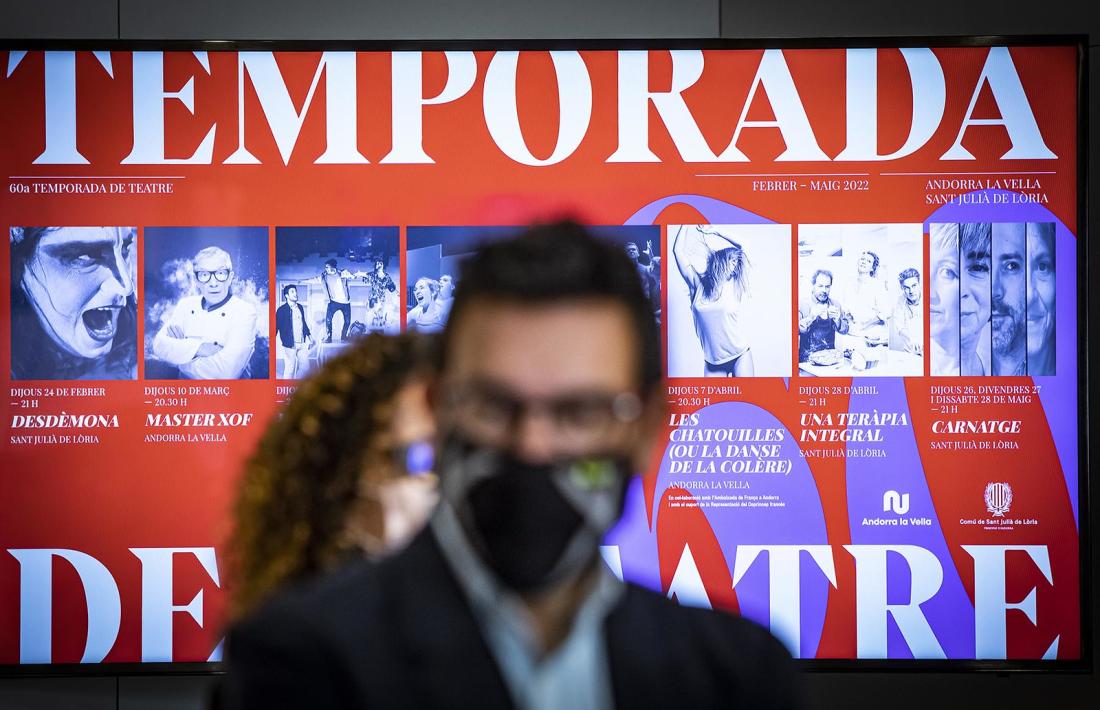 El conseller de Cultura d'Andorra la Vella, Miquel Canturri, davant del cartell de la 60a Temporada de teatre conjunta.