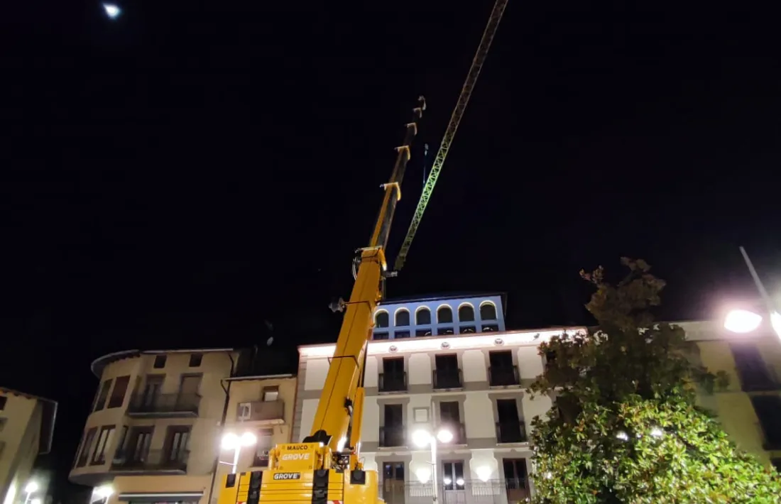 L’operació va començar dimecres a la nit amb la retirada del braç de la ploma.