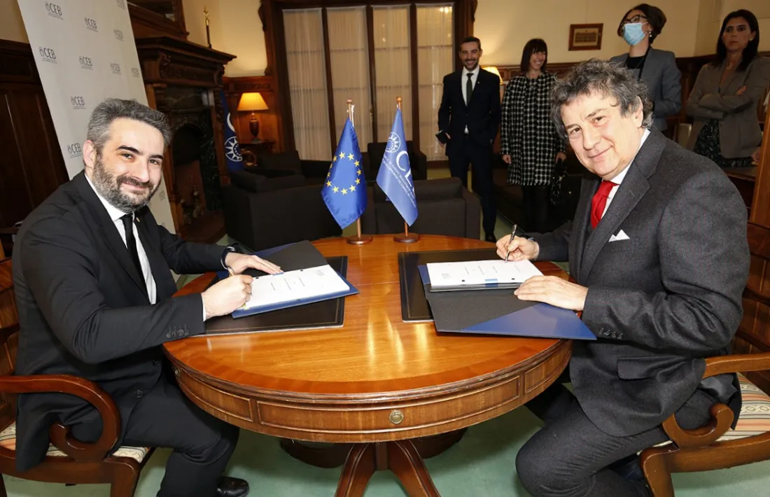 Eric Jover i Carlo Monticelli durant la signatura del préstec a la seu del CEB a París.