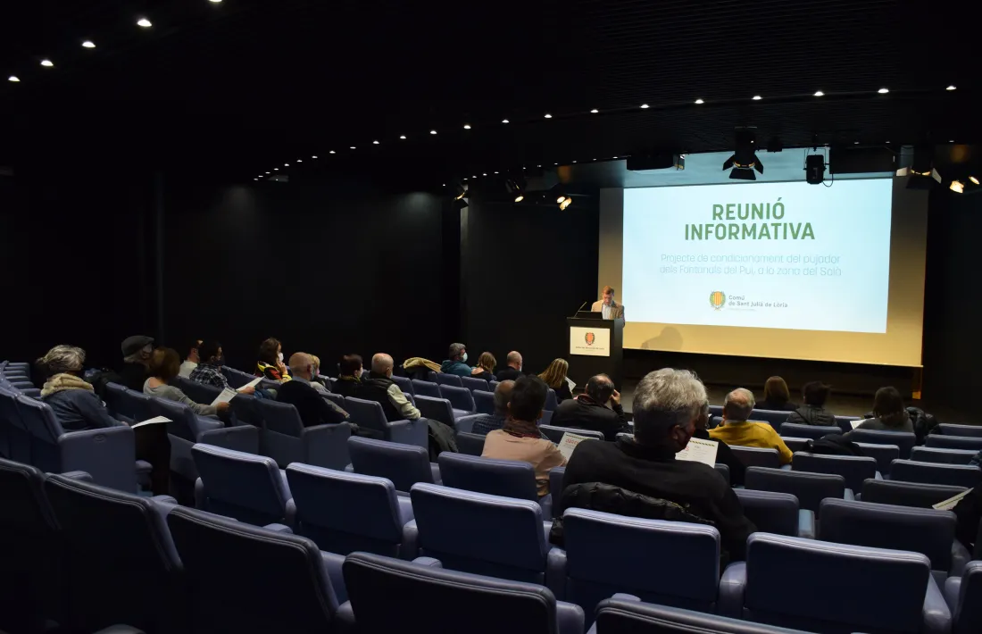 Un moment de la reunió de poble celebrada aquest vespre a l'auditori Rocafort.