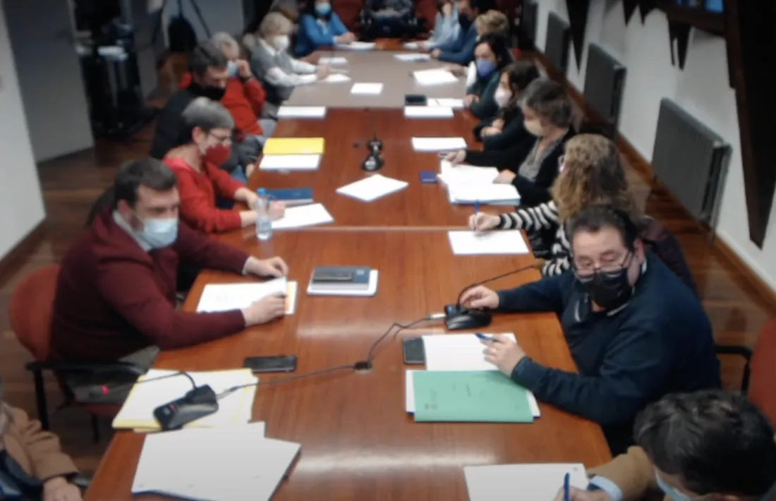 Frame de l’emissió a través de Youtube del ple al Consell Comarcal. Martí Riera (a la dreta) es va estrenar com a president de l’ens en sessió plenària. 