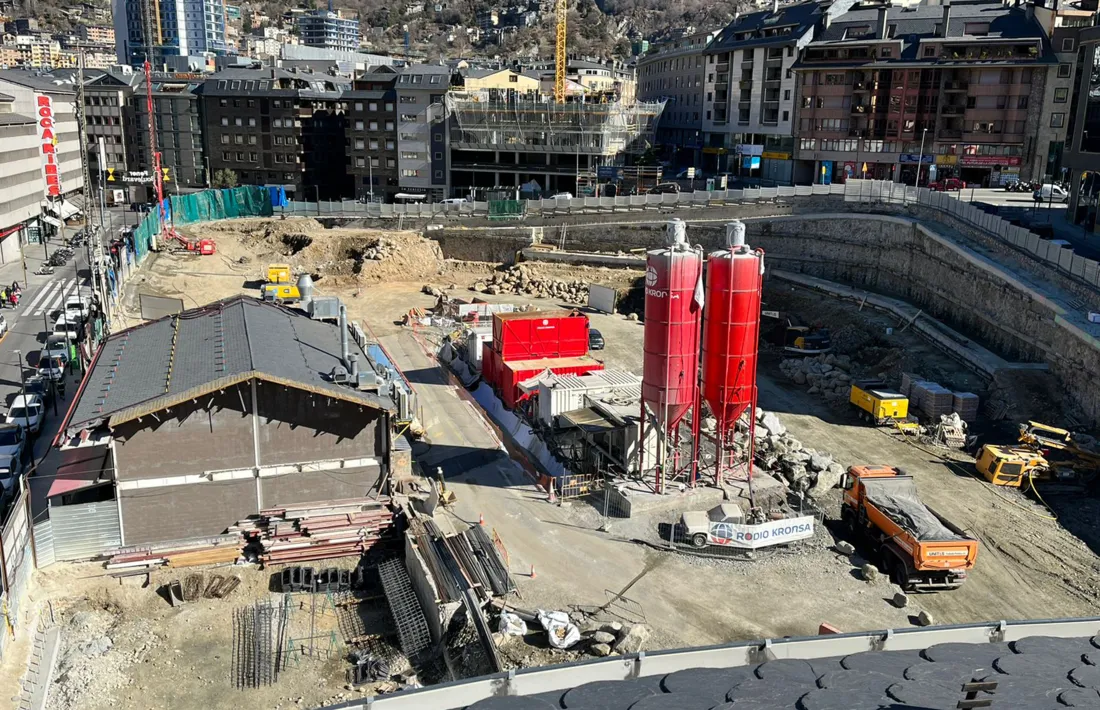 Treballs de construcció d’un futur centre comercial al Fener.