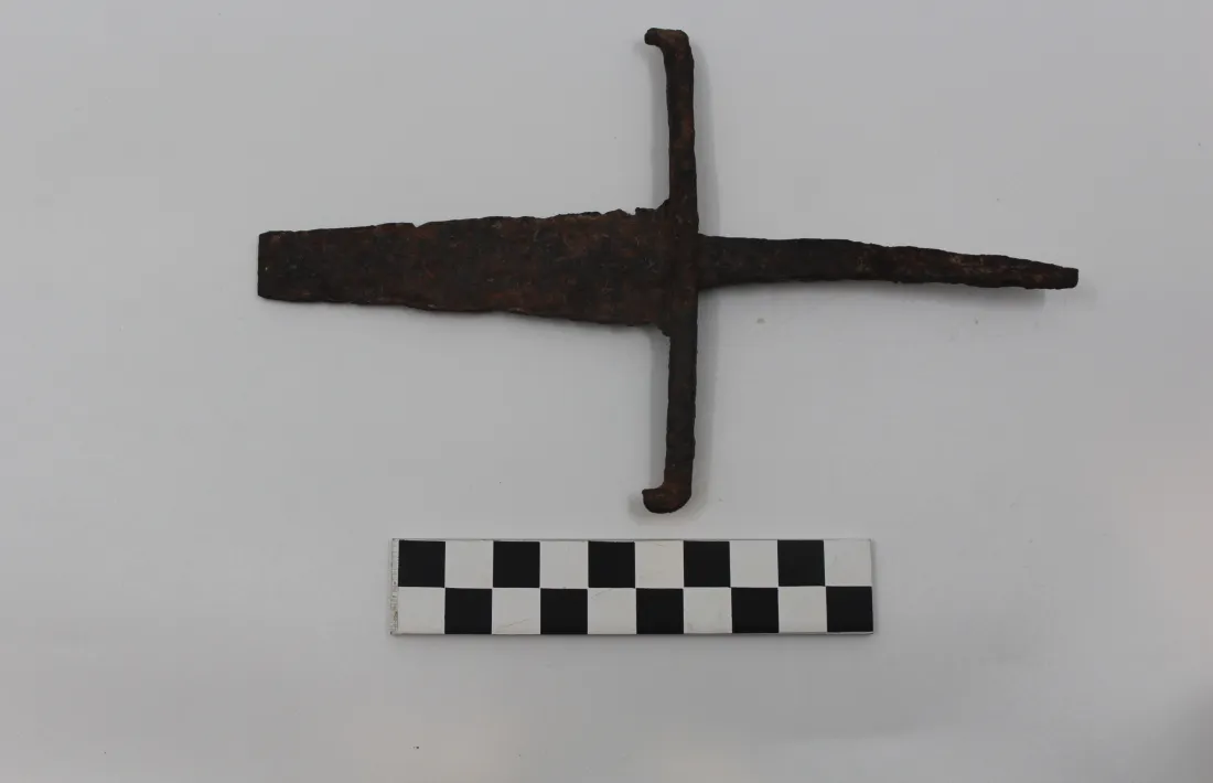 La daga fa 18,1 centímetres de punta a punta: el mànec, 82, i el que queda de la fulla, 9,4. 