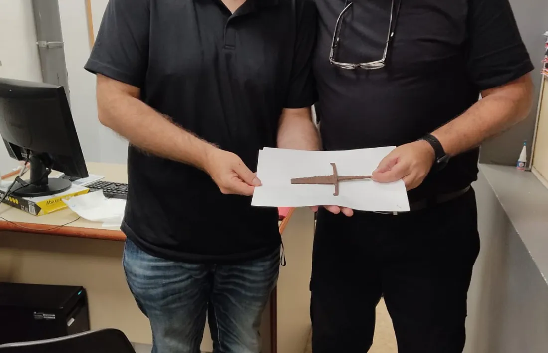 Mauel Liñares, el pescador que la va recuperar en un cop de sort al juliol, més amunt de Bordes d’Envalira, amb Robert Lizarte.