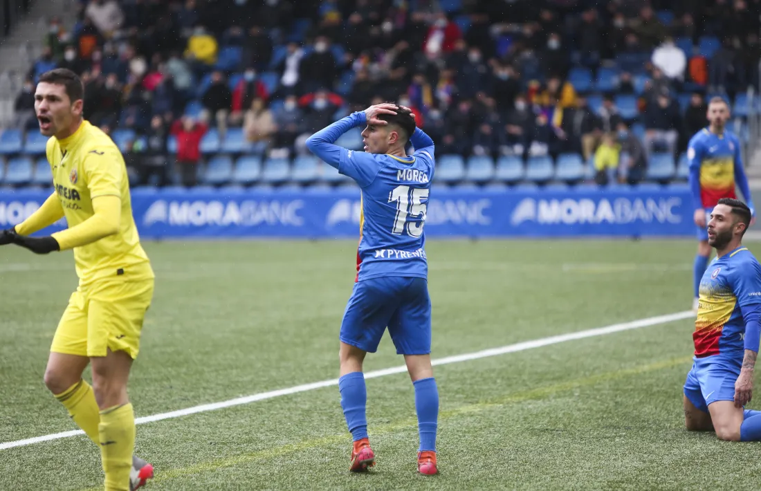 Dani Morer, lateral de l’FC Andorra, es lamenta per una ocasió fallada pels d’Eder Sarabia contra el Vila-real B.