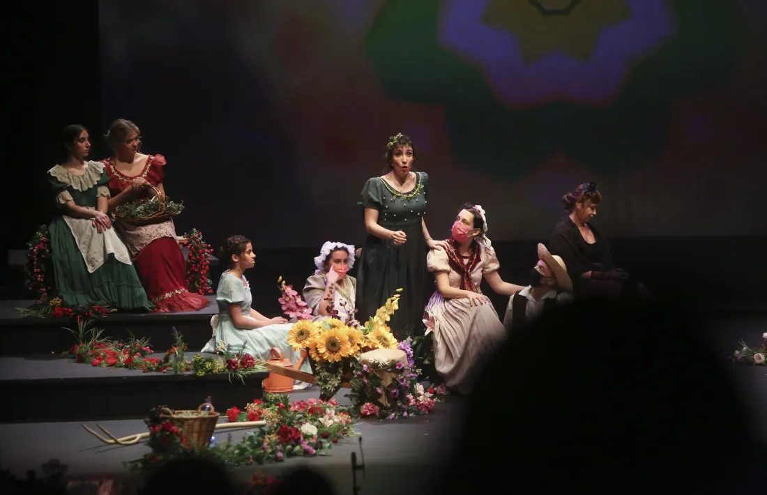 Cantants, ballarins i músics es van haver d’aprendre els papers de zero.