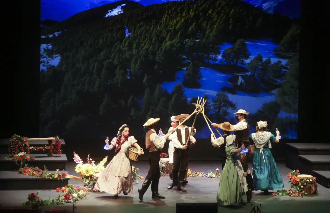 Cantants, ballarins i músics es van haver d’aprendre els papers de zero.