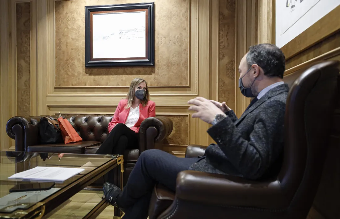 La cònsol general dels Estats Units a Barcelona, Katie Stana, amb el cap de Govern, Xavier Espot.