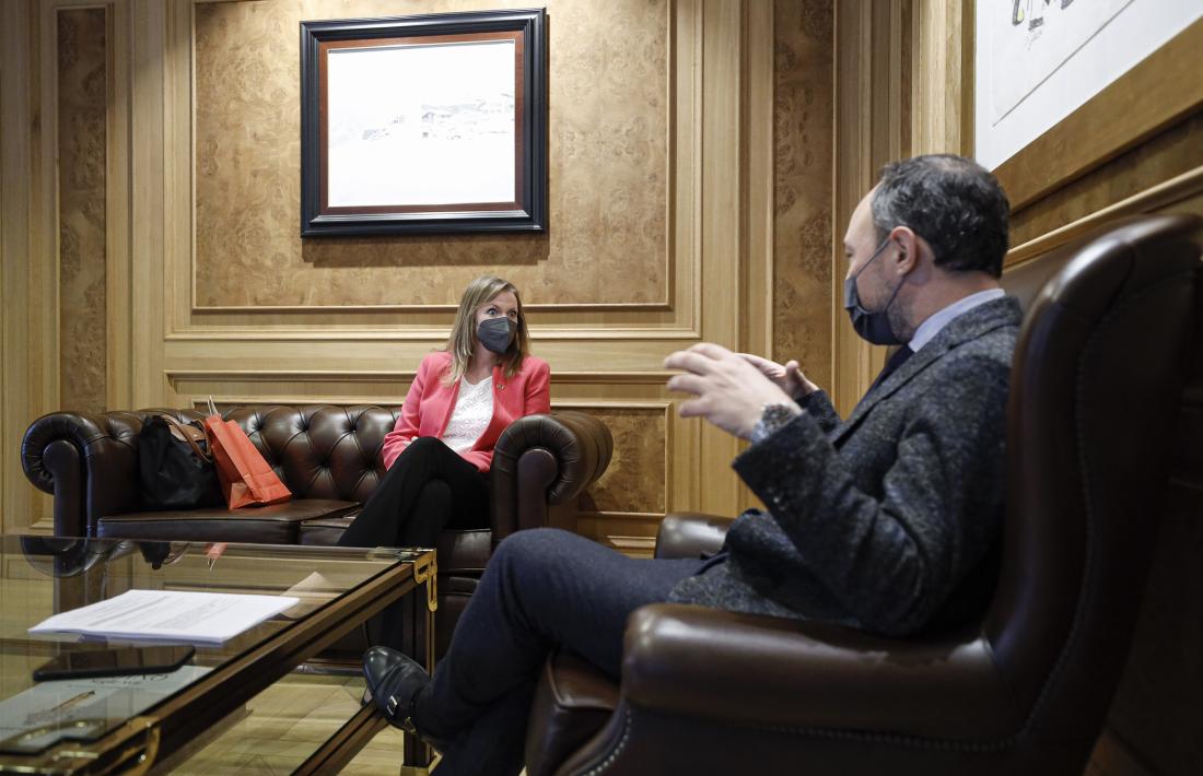 La cònsol general dels Estats Units a Barcelona, Katie Stana, amb el cap de Govern, Xavier Espot.