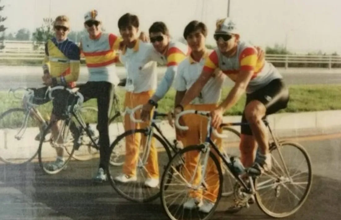  Emili Pérez, el primer per l’esquerra, amb els ciclistes espanyols als Jocs de Seül 1988.
