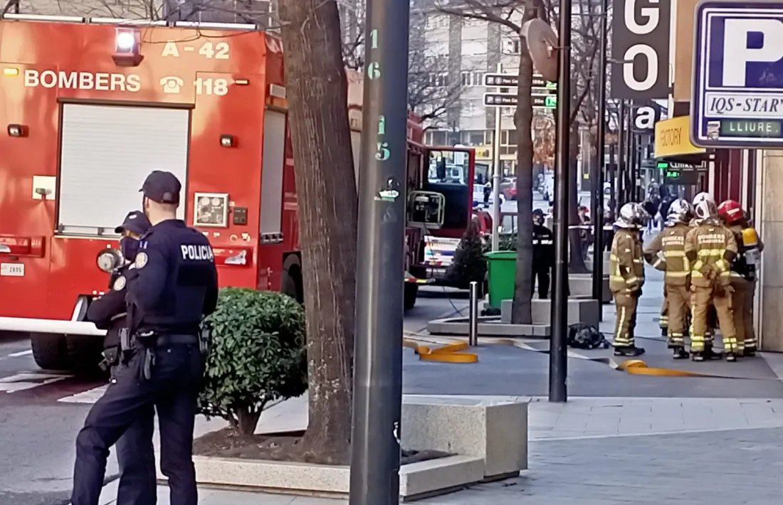 Un moment de l'actuació dels bombers.