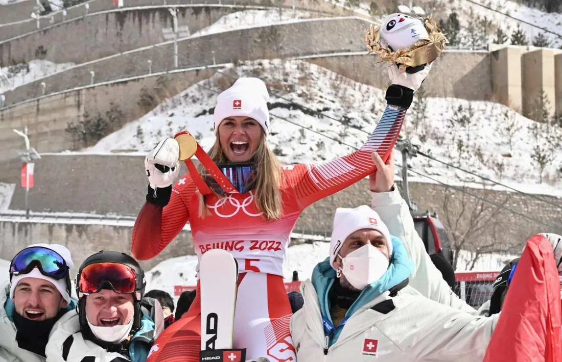 Corinne Suter, esquiadora de Suïssa, va celebrar l’or guanyat a la prova de descens.