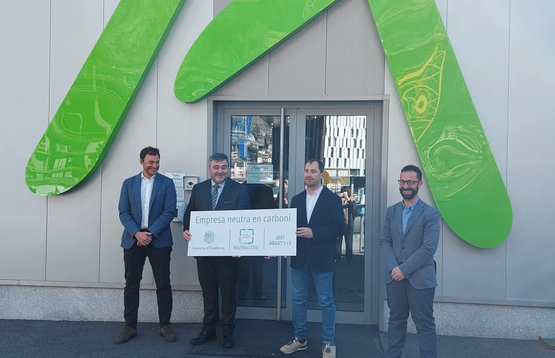 El director de l’Oficina del Canvi Climàtic, Carles Miquel, va lliurar ahir al CEO d’Andbus, Dani Vinseiro, l’acreditació.