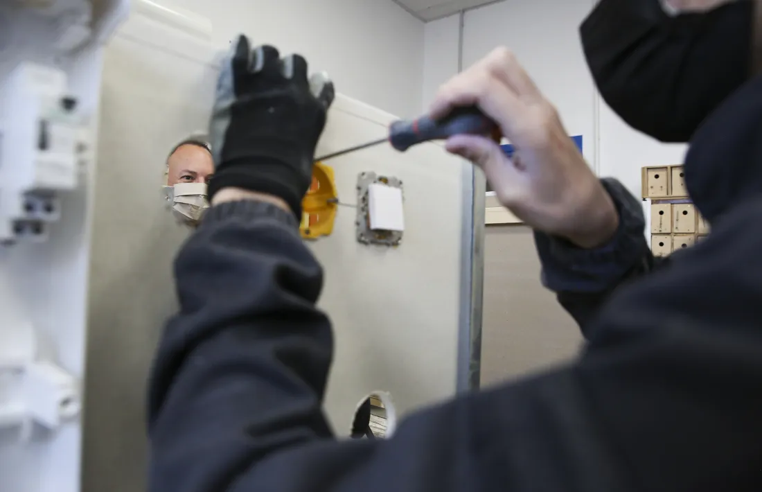 Espot i Vilarrubla van interessar-se per la feina que desenvolupaven els alumnes al taller.