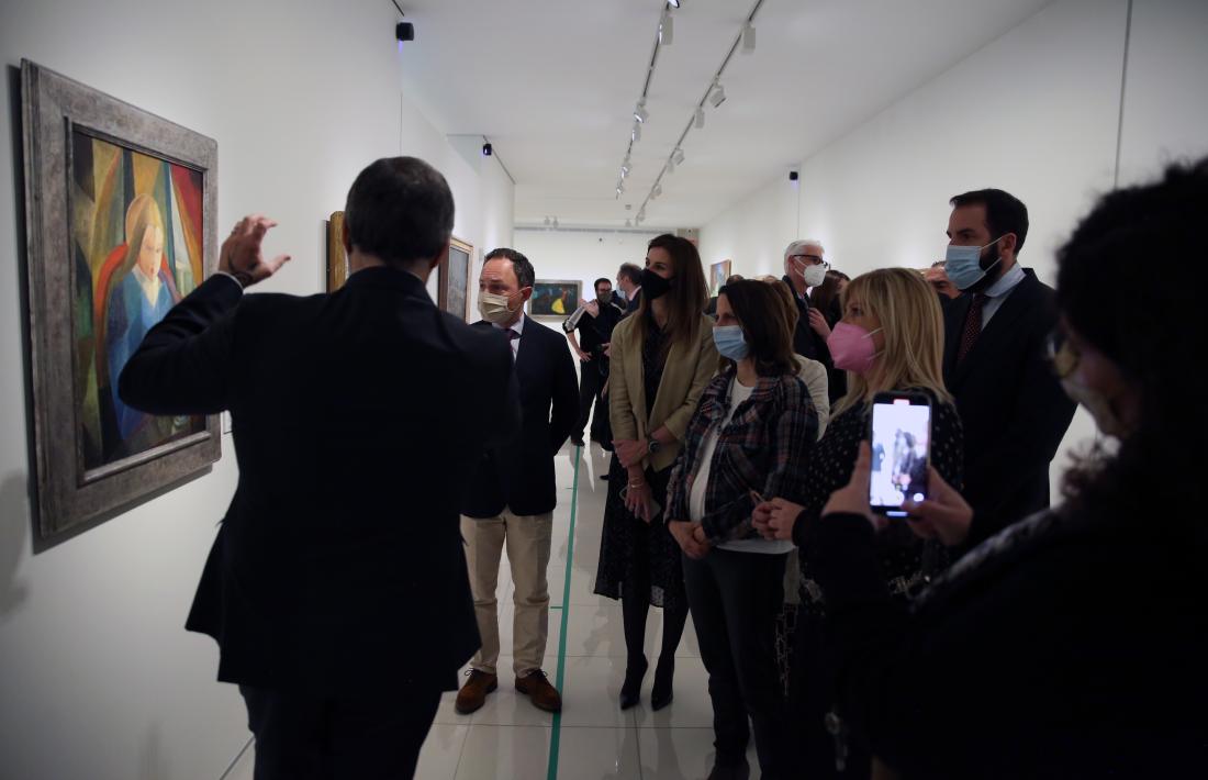 El comissari de 'Made in París', Guillermo Cervera, explica la tela de Villa Bassols al cap de Govern, la ministra de Cultura i Borja Thyssen, entre d'altres assistents a la inauguració d'ahir.