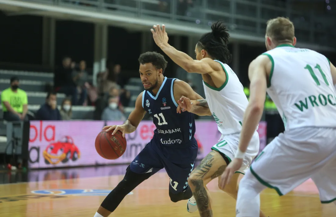 Clevin Hannah, que va anotar 20 punts, defensat per Travis Trice de l’Slask Wroclaw.