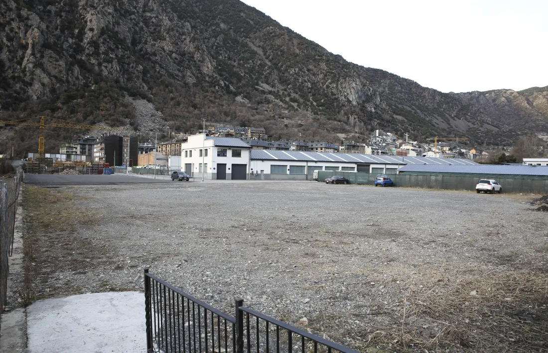 El terreny que acollirà el nou aparcament.