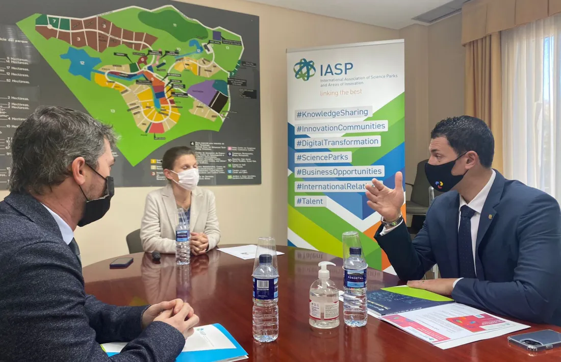 Jordi Gallardo i Marc Pons amb la directora de general de la IASP, Ebba Lund.