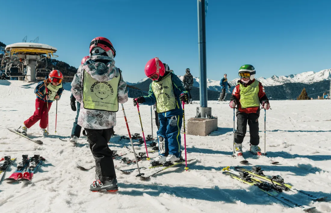 Un grup d'alumnes a l'esquí escolar.
