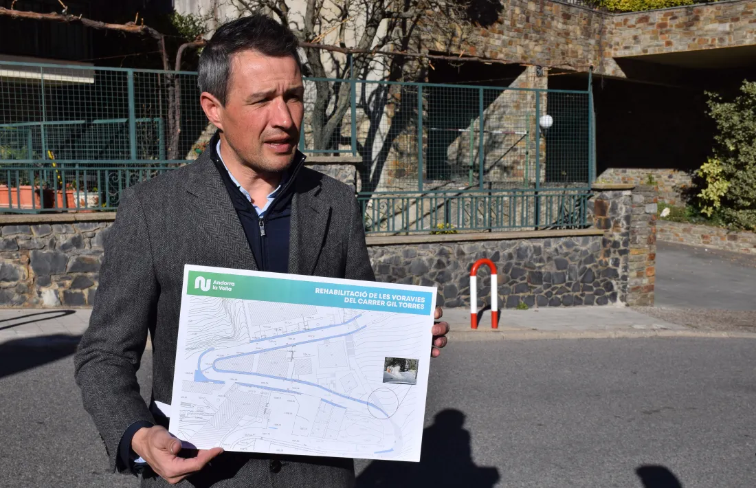 El cònsol menor d'Andorra la Vella, David Astrié, amb el plànol de les obres de rehabilitació de les voravies del carrer Gil Torres.