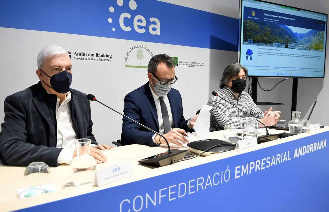Gerard Cadena, Víctor Filloy i Joan Soler en la presentació del sistema d’indicadors d’habitatge avui a la seu de la CEA.