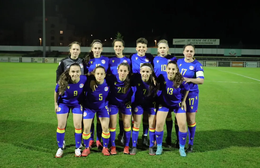 La selecció d’Andorra, amb l’onze inicial abans de començar el partit contra Tahití.