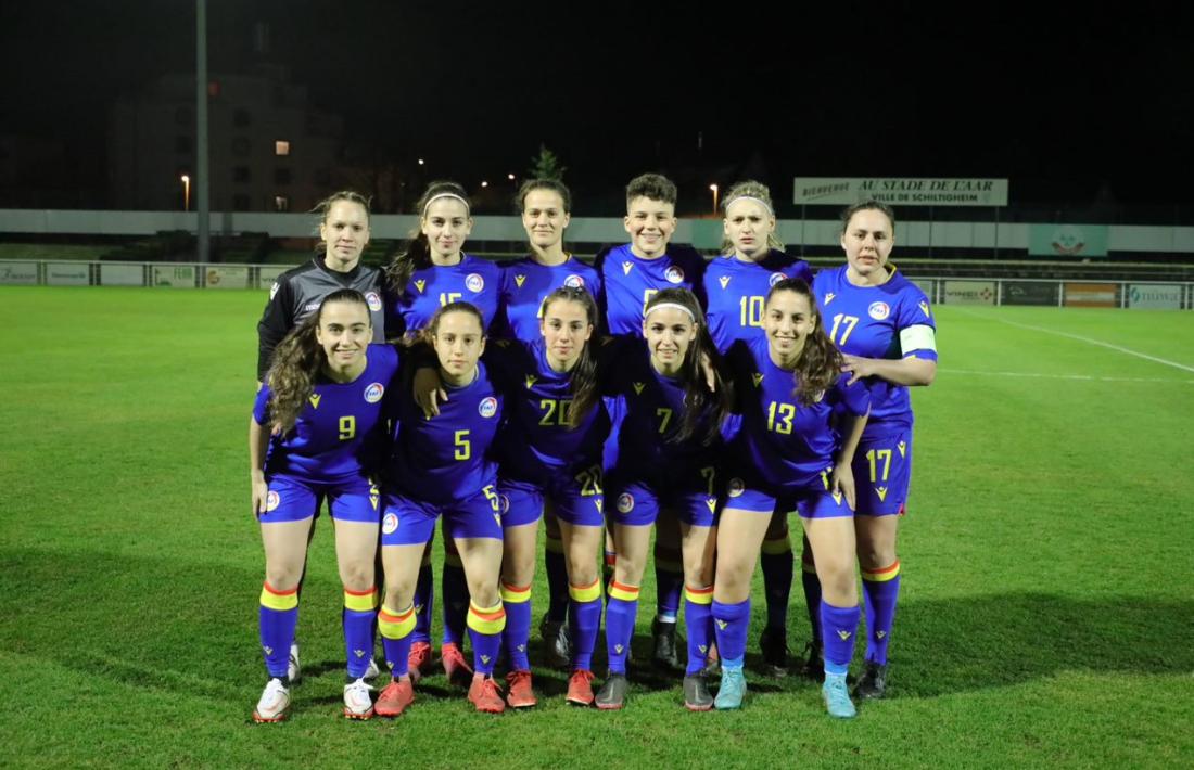 La selecció d’Andorra, amb l’onze inicial abans de començar el partit contra Tahití.