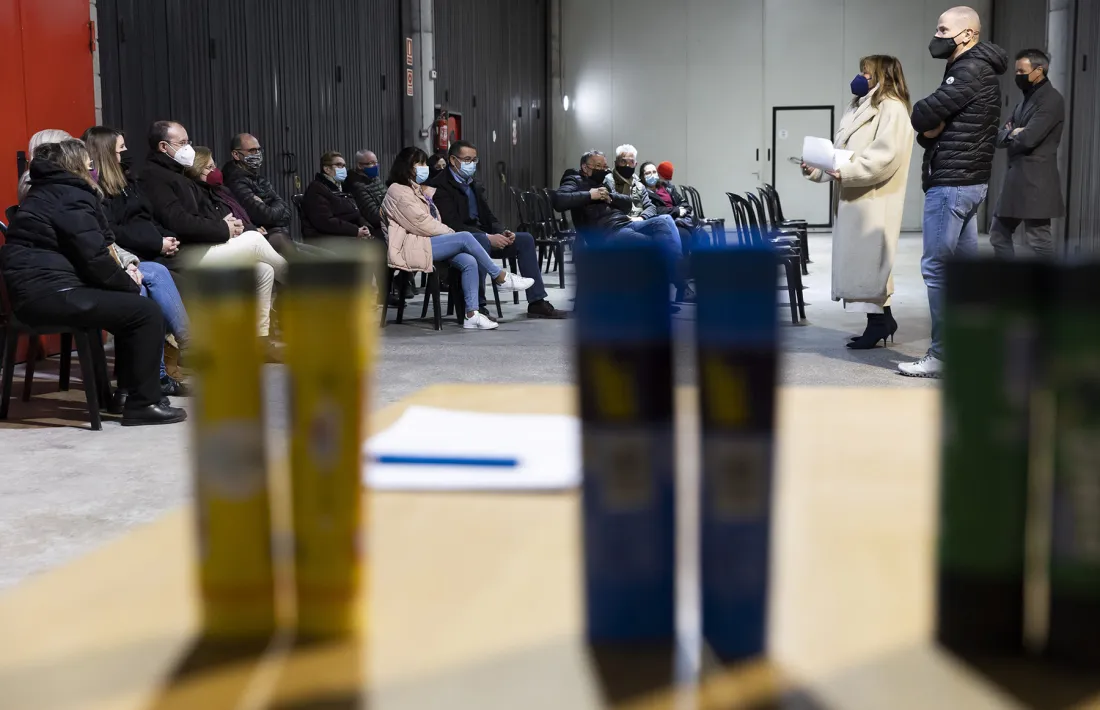 Un moment de la reunió d'ahir de Marsol, Astrié i Estrella amb els veïns de la zona del Cedre.
