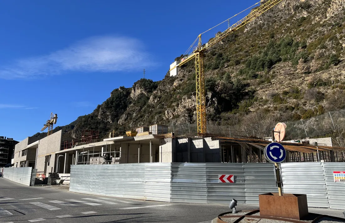 Obres de construcció del nou edifici a Sant Julià.