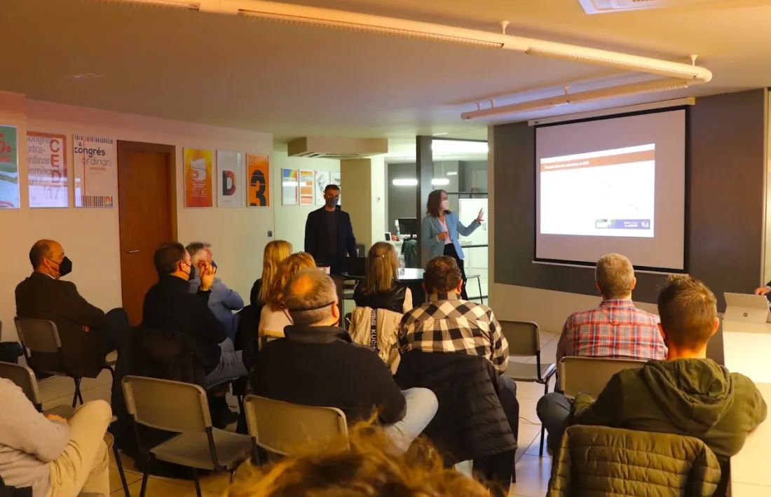 Un moment de la reunió de Demòcrates d'aquest vespre.