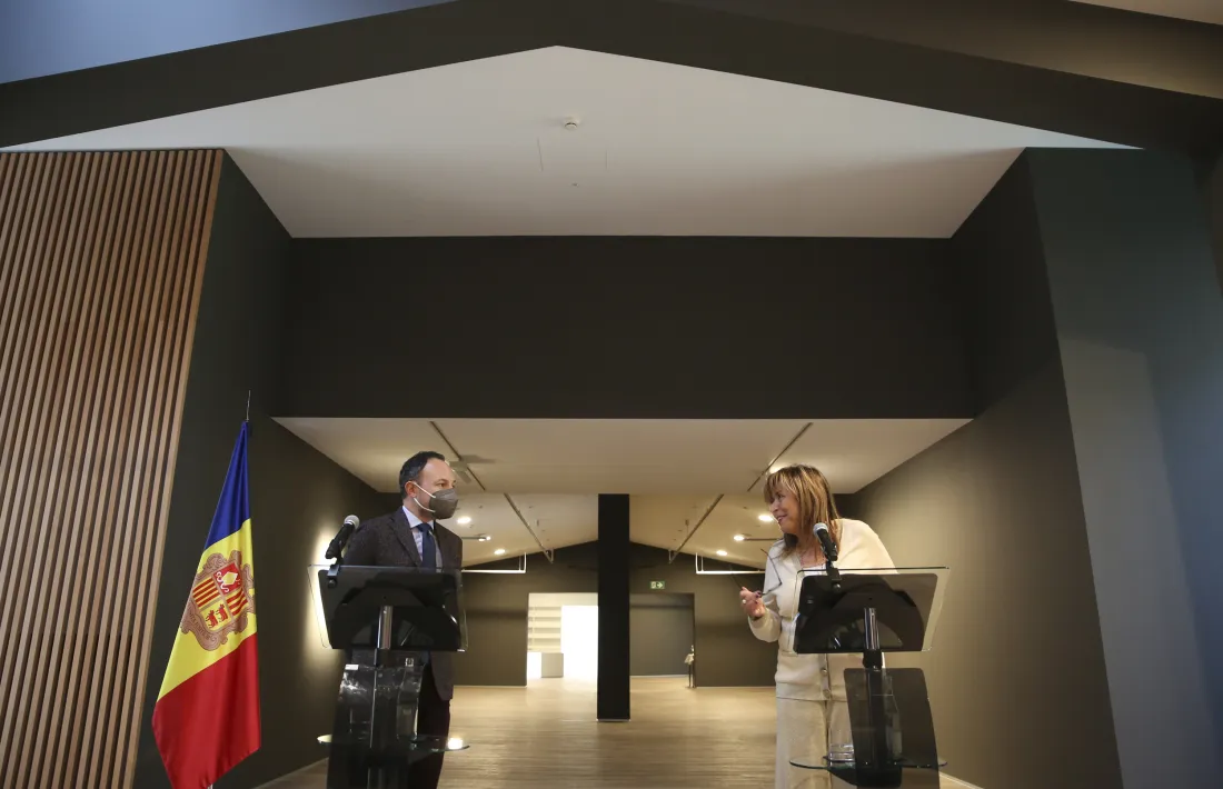 Espot i Marsol, a l’ala de nova planta, que acaba en una gran sala. Un mur divideix l’espai i n’ordena la circulació.