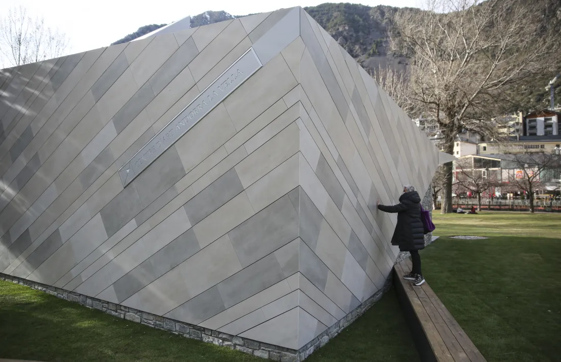 El Centre d’art s’ha construït sobre l’estrucura anterior de l’espai jove, amb una nova ala per arribar als 400 metsres quadrats.