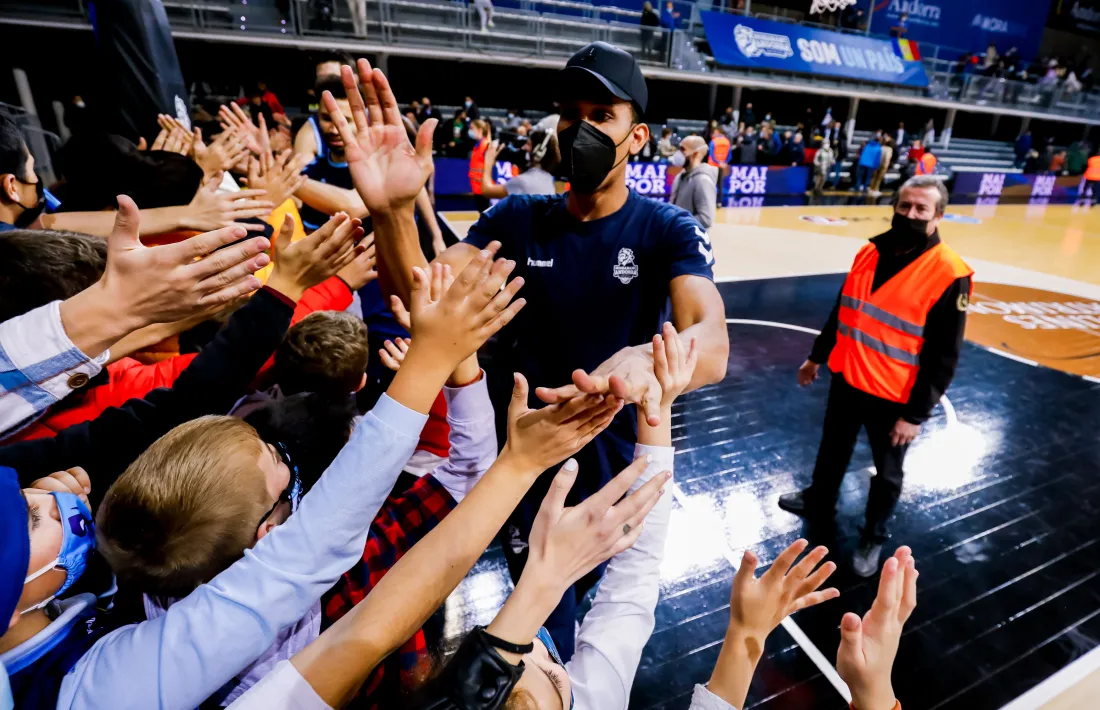 ‘Tyson’ Pérez saludant als aficionats després d’un partit del BC MoraBanc.