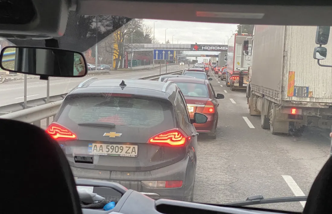 Vehicles fent cua a l’autopista sortint de Kíev en direcció a Lviv, localitat propera a la frontera amb Polònia.