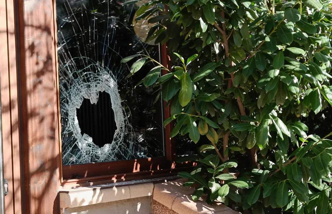 El vidre trencat del restaurant d'un establiment hoteler de la capital.