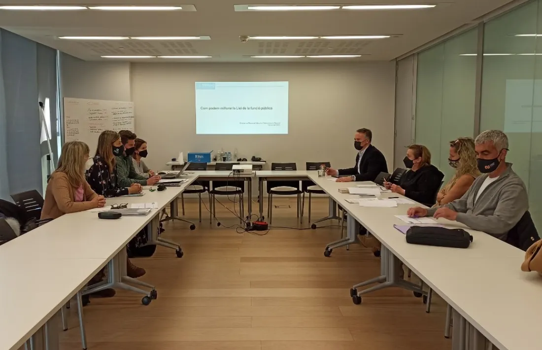 Un moment de la reunió amb el grup liberal.