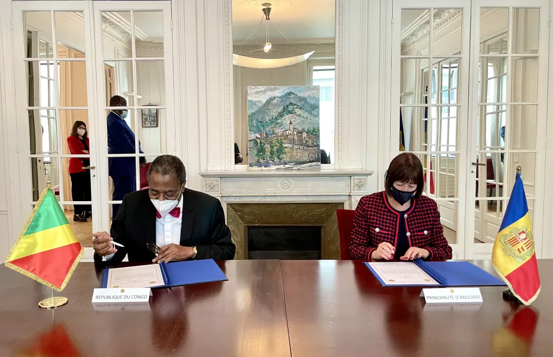 Un moment de la signatura de l'establiment de relacions diplomàtiques.