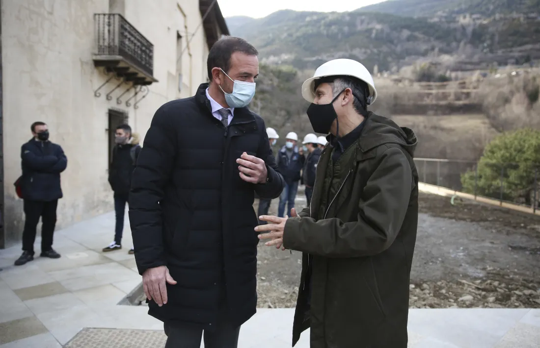 Jordi Torres, futur inquilí de Radio Andorra, conversa amb l’arquitecte Enric Dilmé, que ha dirigit la restauració de Radio Andorra.