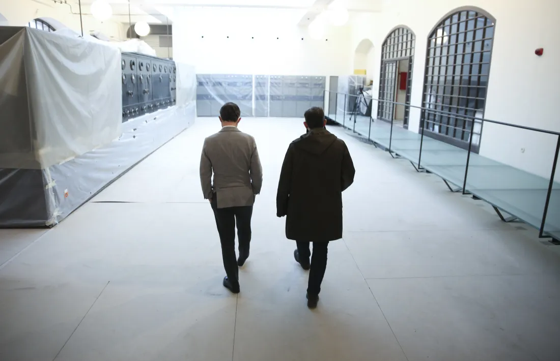 El cap de Govern, Xavier Espot, i l'arquitecte Enric DSilmé, a la sala dels emissors de Radio Andorra.